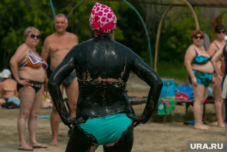 На озере Горькое туристы могут использовать лечебные грязи (фото из архива)