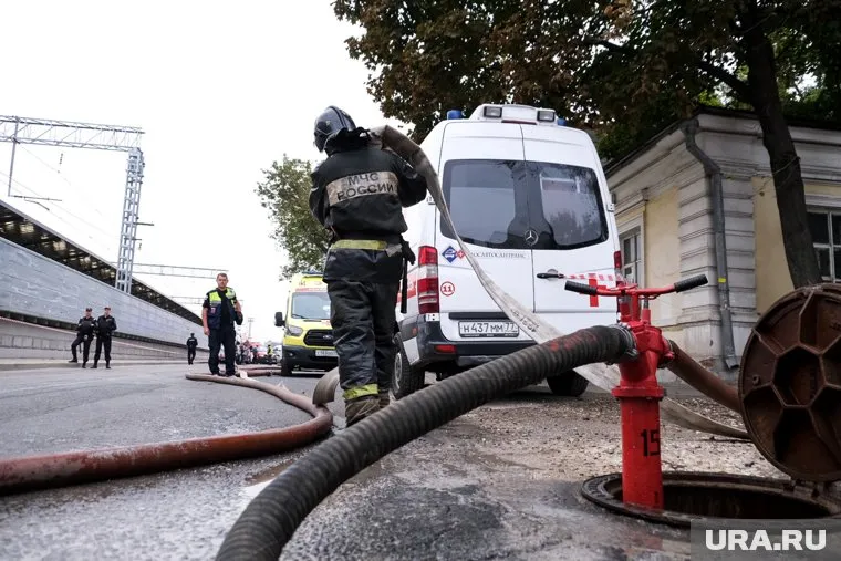 По словам очевидцев, на месте слышны громкие хлопки