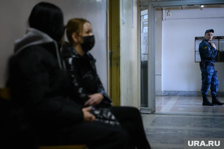 Аня вместе с мамой присутствует в суде, где избирают меру пресечения Давиду и его подельникам