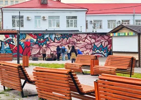 Тропические цветы-гиганты замаскировали гаражи в центре Кургана