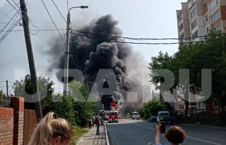 Судя по этим кадрам, автобус полностью сгорел