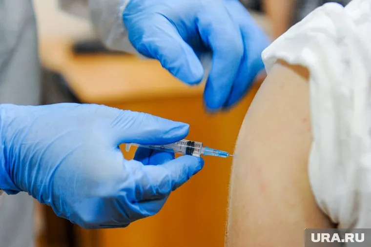 Минздрав РФ опроверг сообщениях о старте вакцинации подростков от коронавируса, но родители продолжают спорить