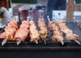 Врач раскрыл, какую скрытую угрозу таит недожаренный шашлык