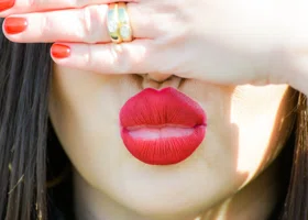 Россиянка с перекаченными губами не смогла расплатиться в метро