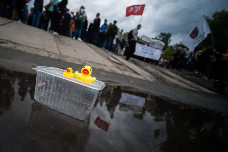 Митинг сторонников Алексея Навального в День России. Екатеринбург, акция, митинг, пора выбирать, уточка, навальный2018