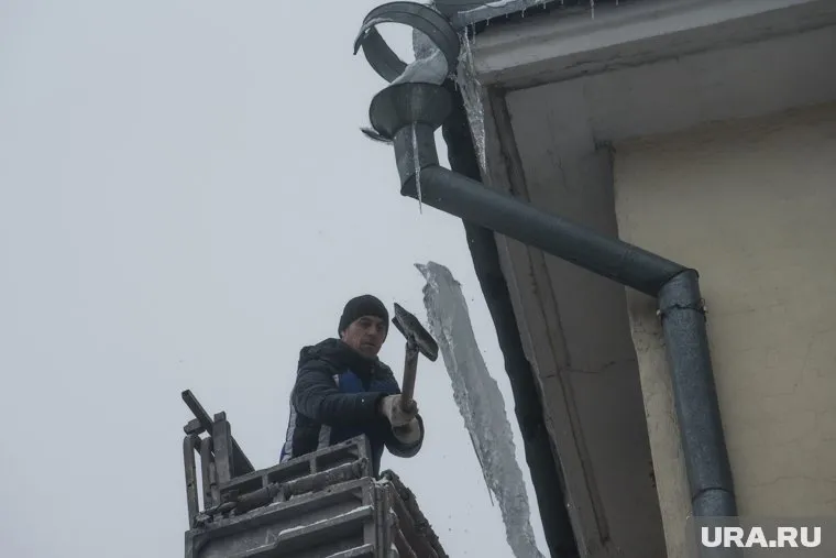 Отвественность за лед на крышах несут управляющие компании