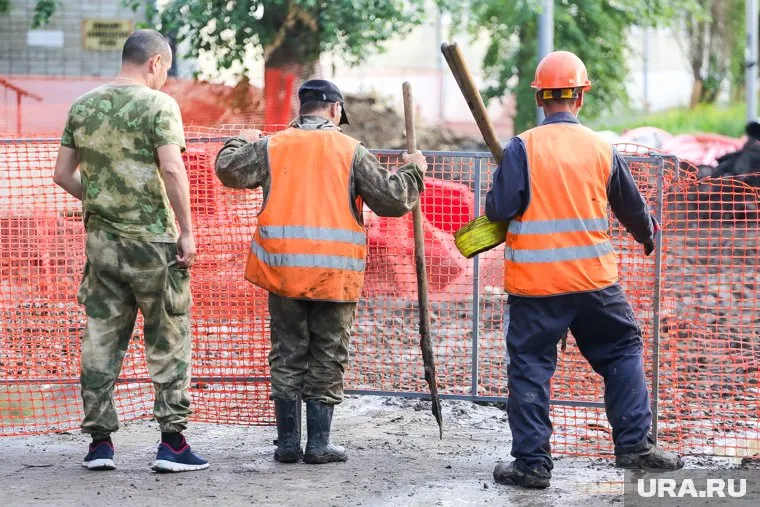 На этом участке дорогу разберут,  по новому направлению дорогу отсыпят и заасфальтируют