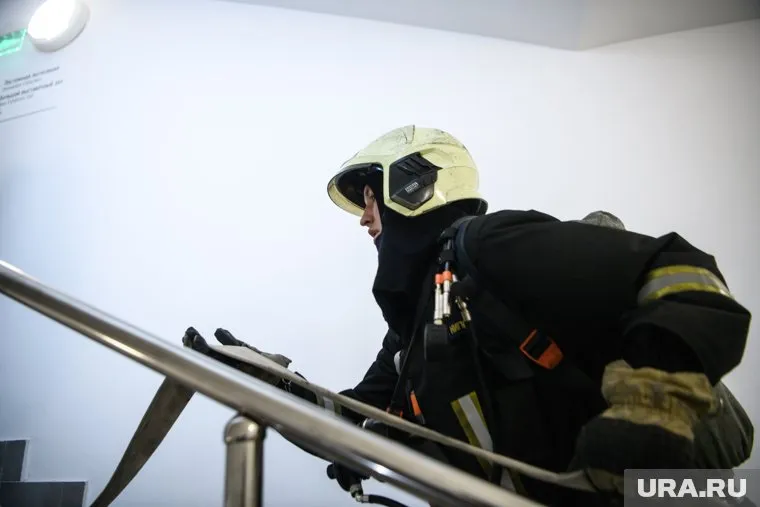 Пожар охватил территорию склада в 3,5 тысяч квадратов