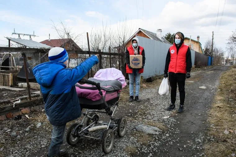 Доставка на дом продуктов питания и товаров первой необходимости волонтерами. Екатеринбург