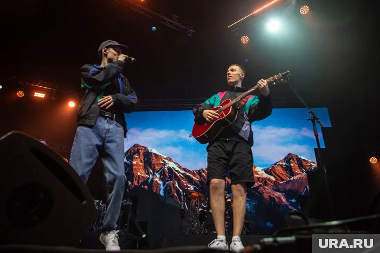 Dabro известны хитами «Юность» и «На часах ноль-ноль»