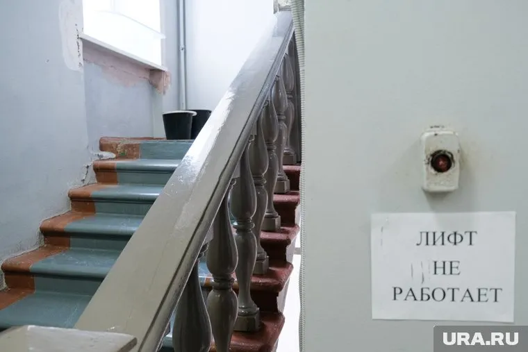 В мэрии не работает лифт и протекают потолки