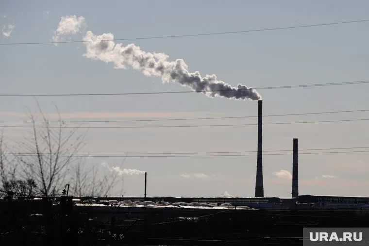 По словам жителей, дым от котельных идет в сторону школы и детсада