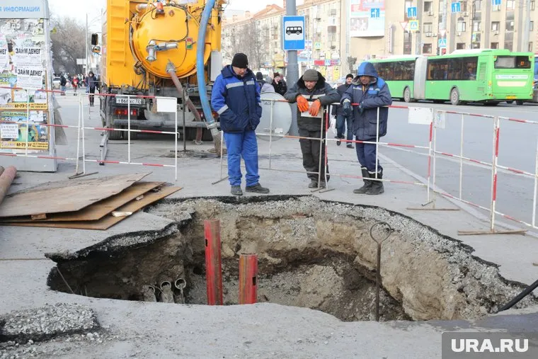 Из-за ямы в центре города образовались пробки