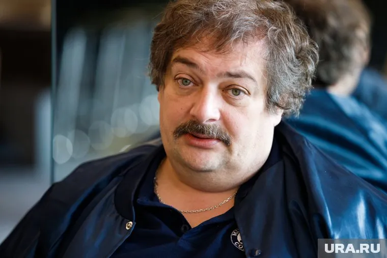 Дмитрий Быков* обвиняется в распространении фейков об армии и неисполнении обязанностей иноагента, сообщила пресс-служба СК