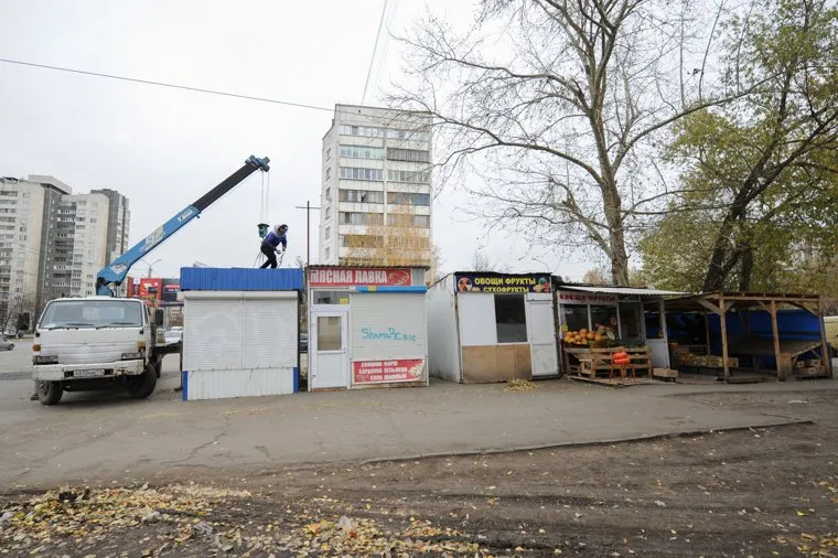 Снос несанкционированных торговых объектов, киосков. Челябинск, минирынок, демонтаж киоска