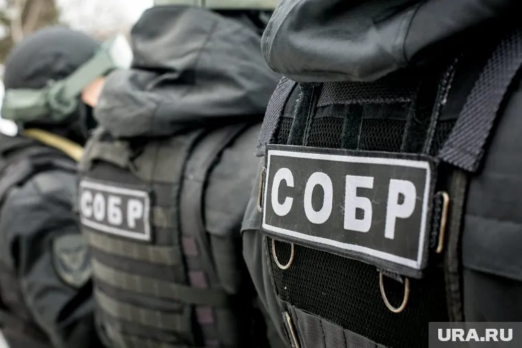 Бойцы СОБР были в масках и жилетках