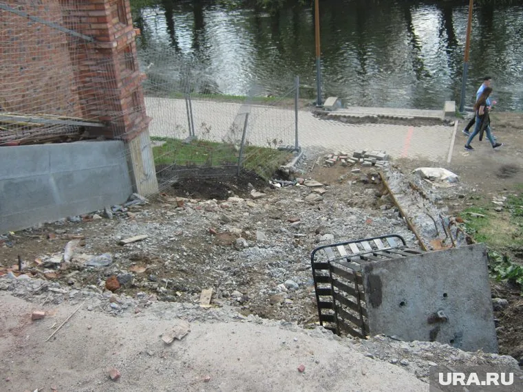 Тревогу общественников вызвал снос лестницы рядом с памятником клавиатуре