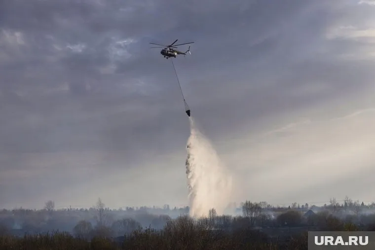 В Кургане спасатели, добровольцы и вертолет тушат крупный ландшафтный пожар