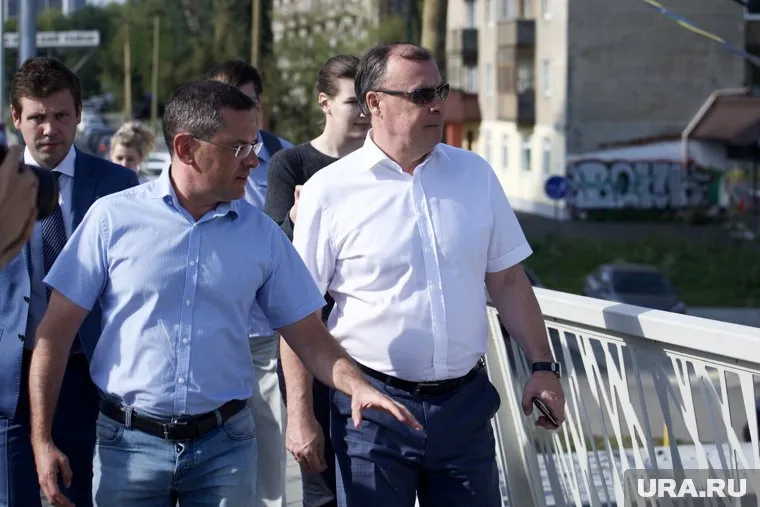 Алексей Орлов (справа) признал, что у досрочной сдачи объектов есть свои риски