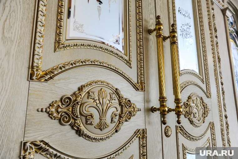 Интерьер дома за 45 млн рублей отличается «дворцовым» стилем, который соседствует с бассейном и кинотеатром