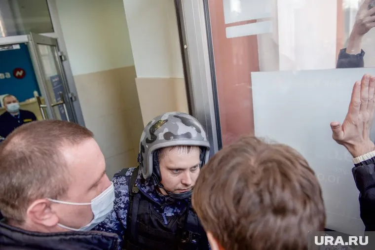 Внутрь зашли бойцы Росгвардии в касках и бронежилетах