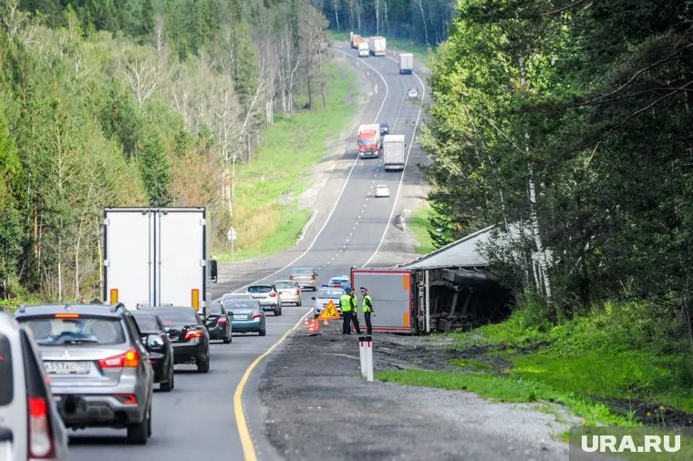 Женщина за рулем ВАЗ въехала в стоявший грузовик