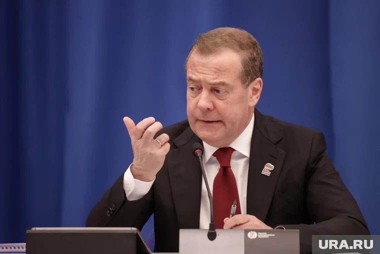 Байден был против передачи дальнобойных ракет Украине, заявил Медведев