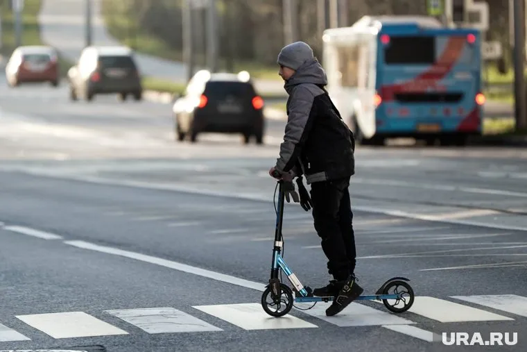 Напротив ТЦ «Дирижабль» сбили ребенка на самокате