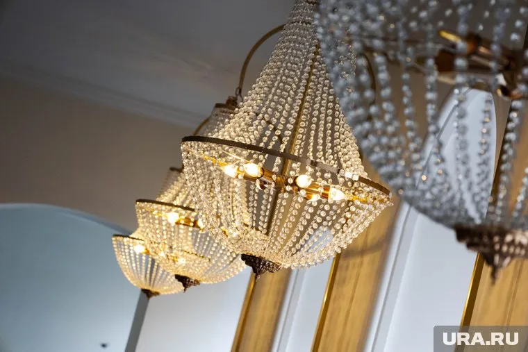 Внутри особняка - роскошные предметы интерьера