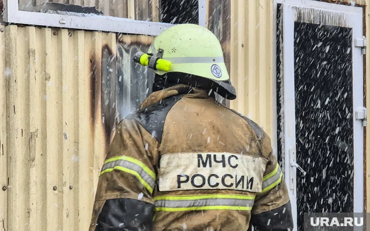 Сотрудники МЧС помогают жителям (архивное фото)