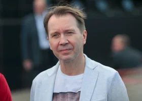 Тайный сын, тяжелая болезнь и ссора с Орбакайте: Евгению Миронову — 59