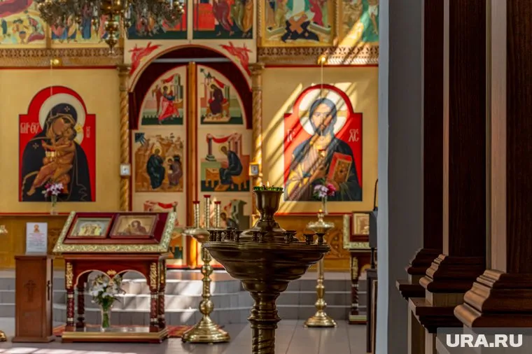 Освященную в церкви еду забирают домой или жертвуют в храм, заявил отец Феодорит