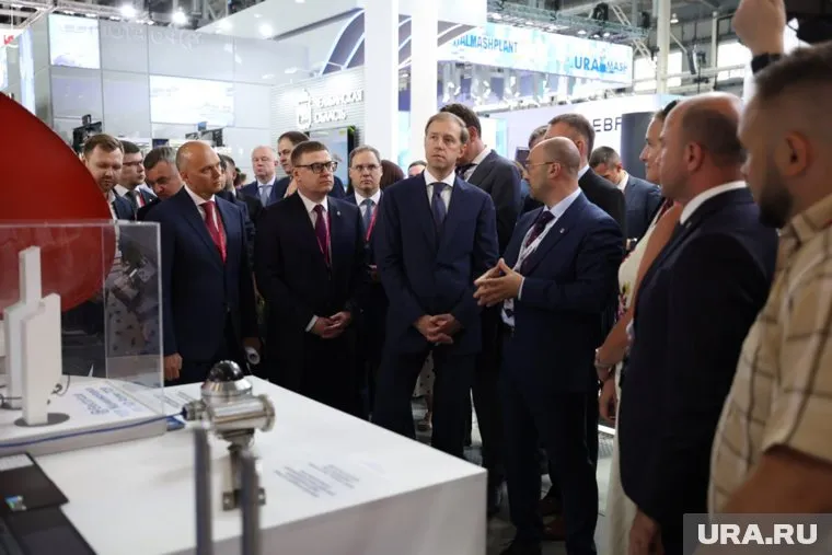 Денис Мантуров осмотрел экспозицию стенда Челябинской области на «Иннопроме-2023»
