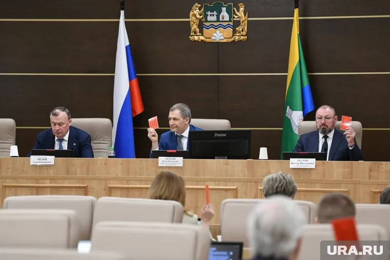 Игорь Володин (справа) с весны бьется за лидерство внутри антимэрского пула