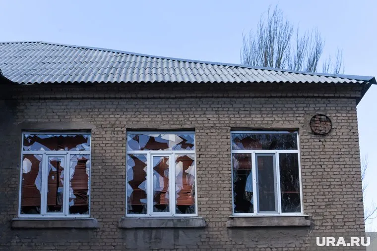 В результате разрыва снаряда оказалось повреждено здание школы, сообщил Иван Приходько