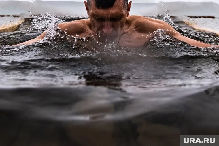 Воздержаться от купания в ледяной воде нужно минимум в течение месяца после выздоровления, пояснил доктор