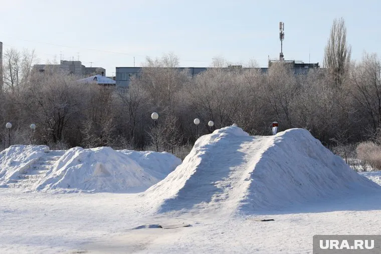 В Куртамыше не хватило снега для горки в туристическом парке (архивное фото)