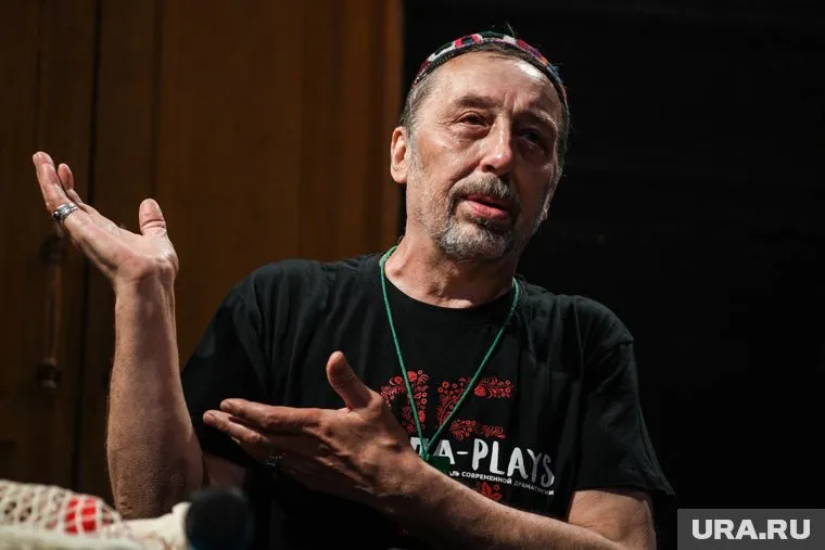 Помимо Коляды, в фильме снялся и другой уральский актер — солист «Курары» Олег Ягодин