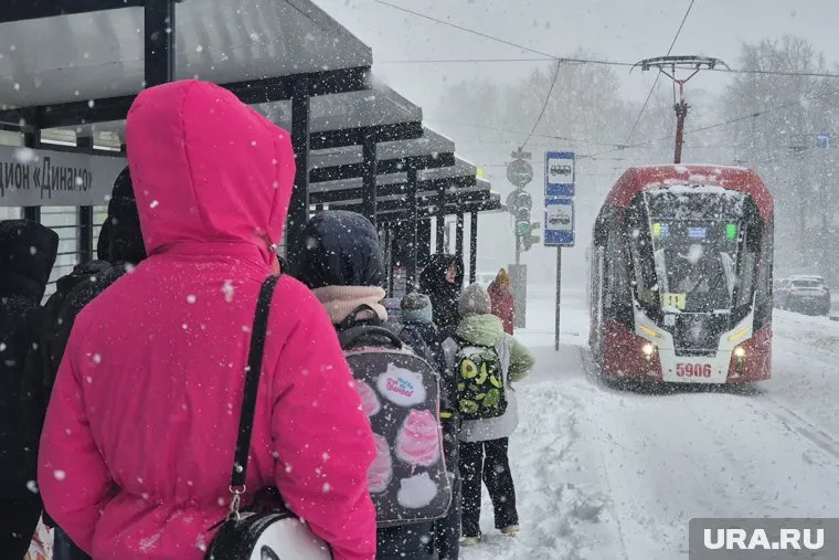 Общественный транспорт тоже ходит с перебоями