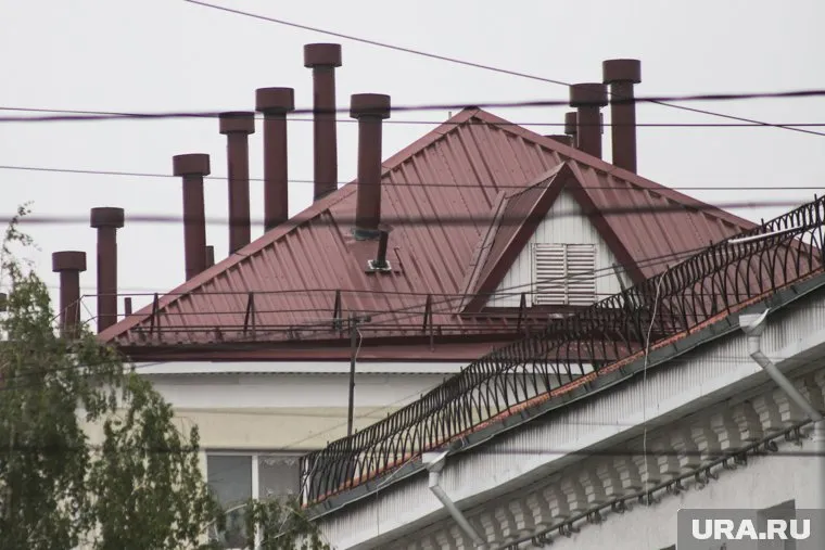 Кусок шифера упал с крыши жилого дома в Кургане