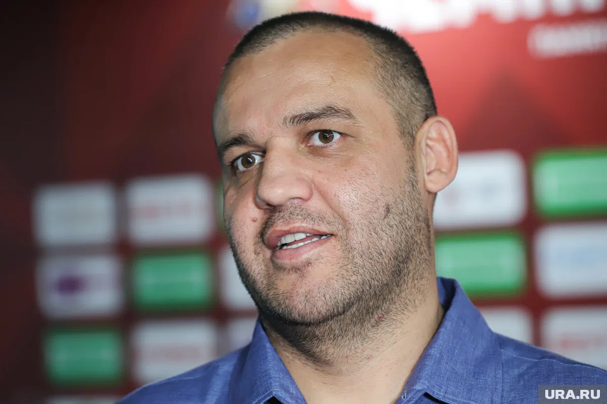 Умар Кремлев вручил двум тренерам автомобили за вклад в развитие спорта