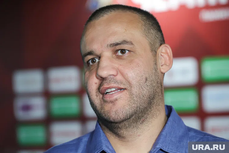 Умар Кремлев вручил двум тренерам автомобили за вклад в развитие спорта