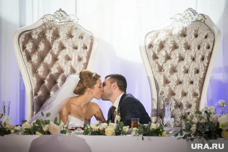 Будний день не останавливает пары, и они заключают браки даже посреди недели