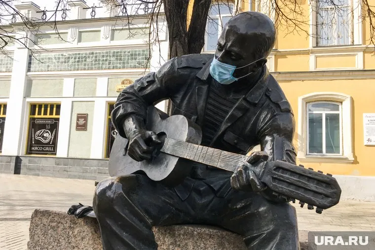 Ведущие вирусологи призывают россиян принимать меры предосторожности и находиться дома