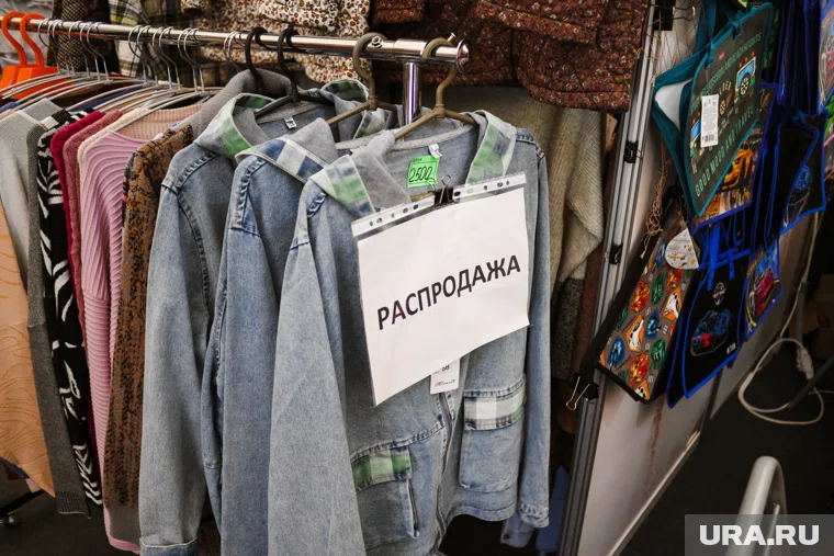 В магазине ежедневно проходят распродажи, товары продают со скидками (архивное фото)