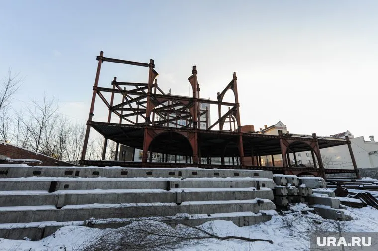 Кроме самого спорткомплекса лот включает девять объектов имущества