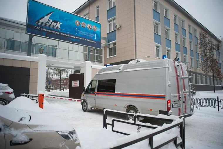 Обрушенная кровля в цехе № 42 на заводе имени Калинина. Екатеринбург, мчс, зик, завод имени калинина