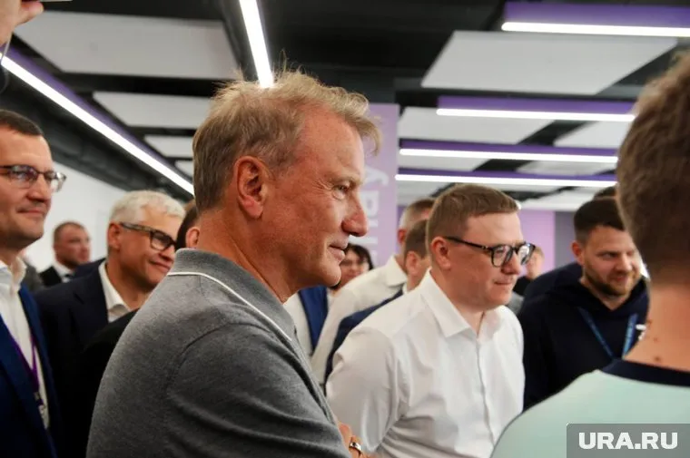 Алексей Текслер (в белом, справа) и Герман Греф официально открыли «Школу 21»