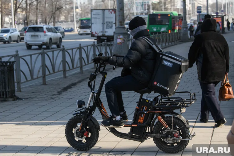 Личность курьера на электровелосипеде устанавливается