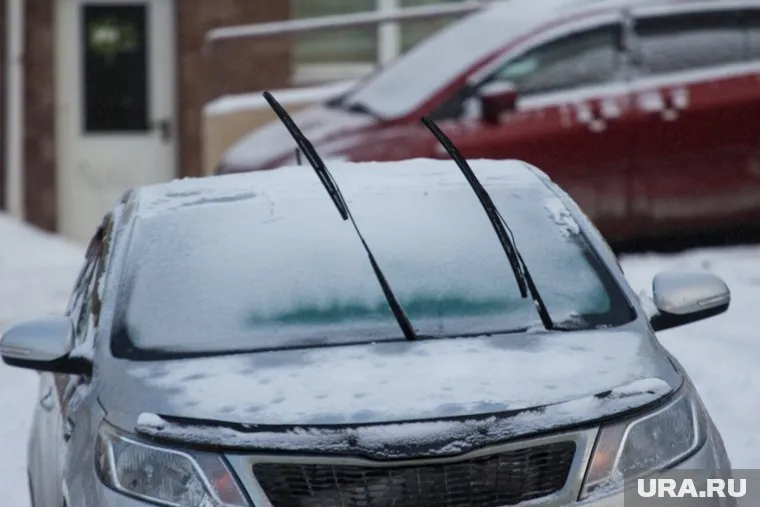 Под дворниками водители могут обнаружить неожиданные квитанции за нарушения, которых не делали